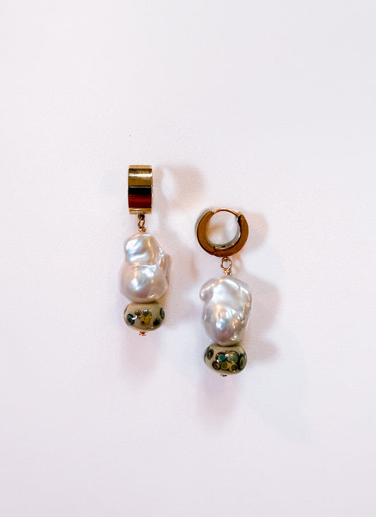 IT'S GIVING ROBYN EARRINGS - SPECKLED SAND