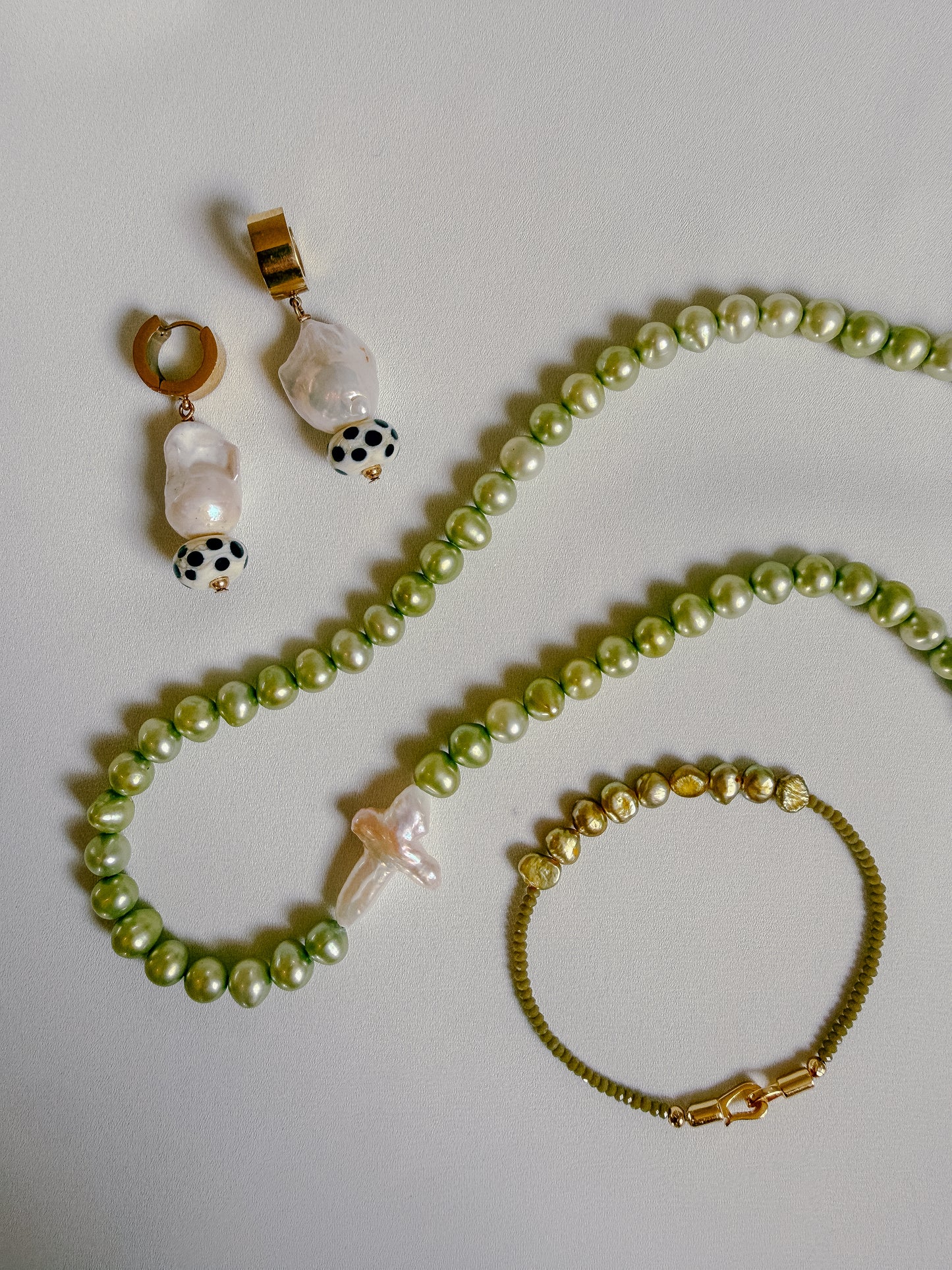 IT'S GIVING ROBYN EARRINGS