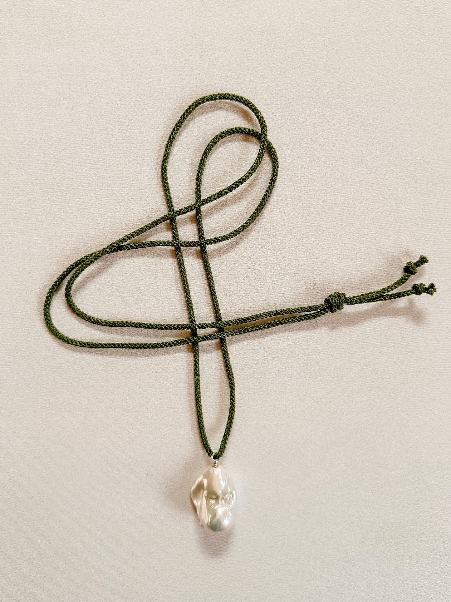 BAROQUE PEARL ON GREEN KUMIHIMO SILK