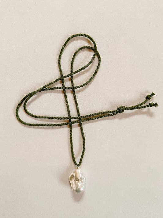 BAROQUE PEARL ON GREEN KUMIHIMO SILK