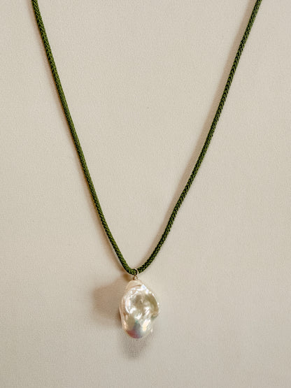 BAROQUE PEARL ON GREEN KUMIHIMO SILK