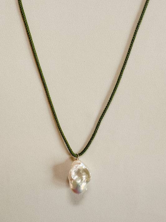 BAROQUE PEARL ON GREEN KUMIHIMO SILK